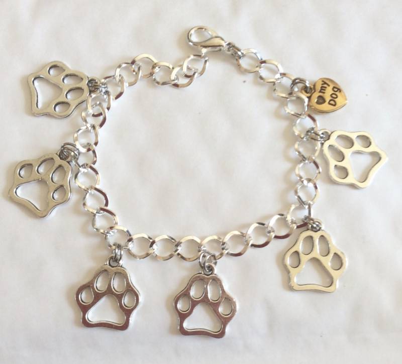 Pfotenabdruck Hund Silberfarbenes Bettelarmband 20cm Andere Längen Verfügbar Und Passende Ohrringe von bazaarchoices