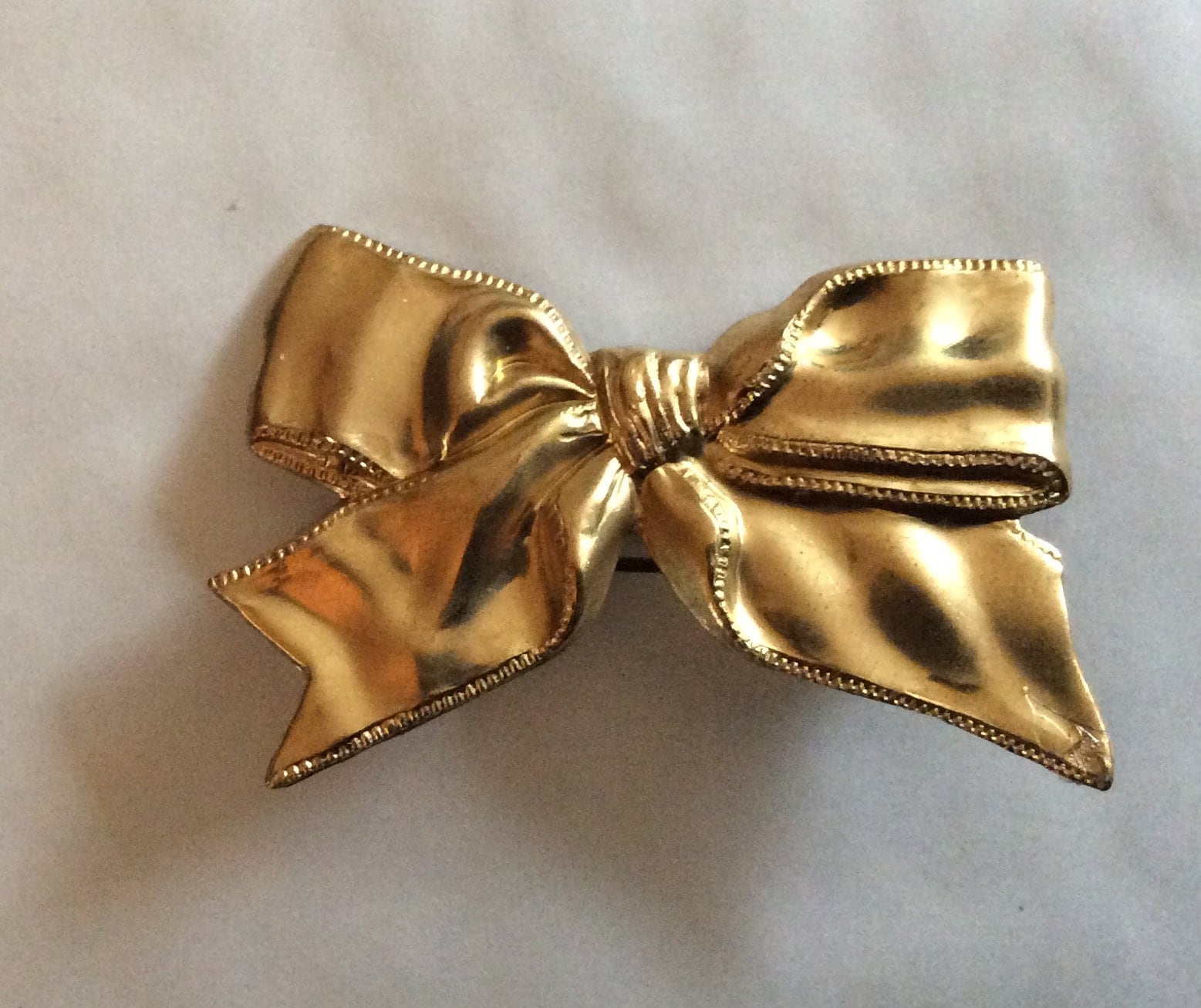 Ribbon Schleife Liebhaber Knoten Rohmessing Vintage Stanzen Detaillierte Brosche/Anstecknadel von bazaarchoices