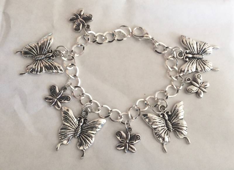 Schmetterlingsduo Silberfarbenes Bettelarmband Mit Einer Auswahl An Längen Von 19 Bis 21 cm von bazaarchoices