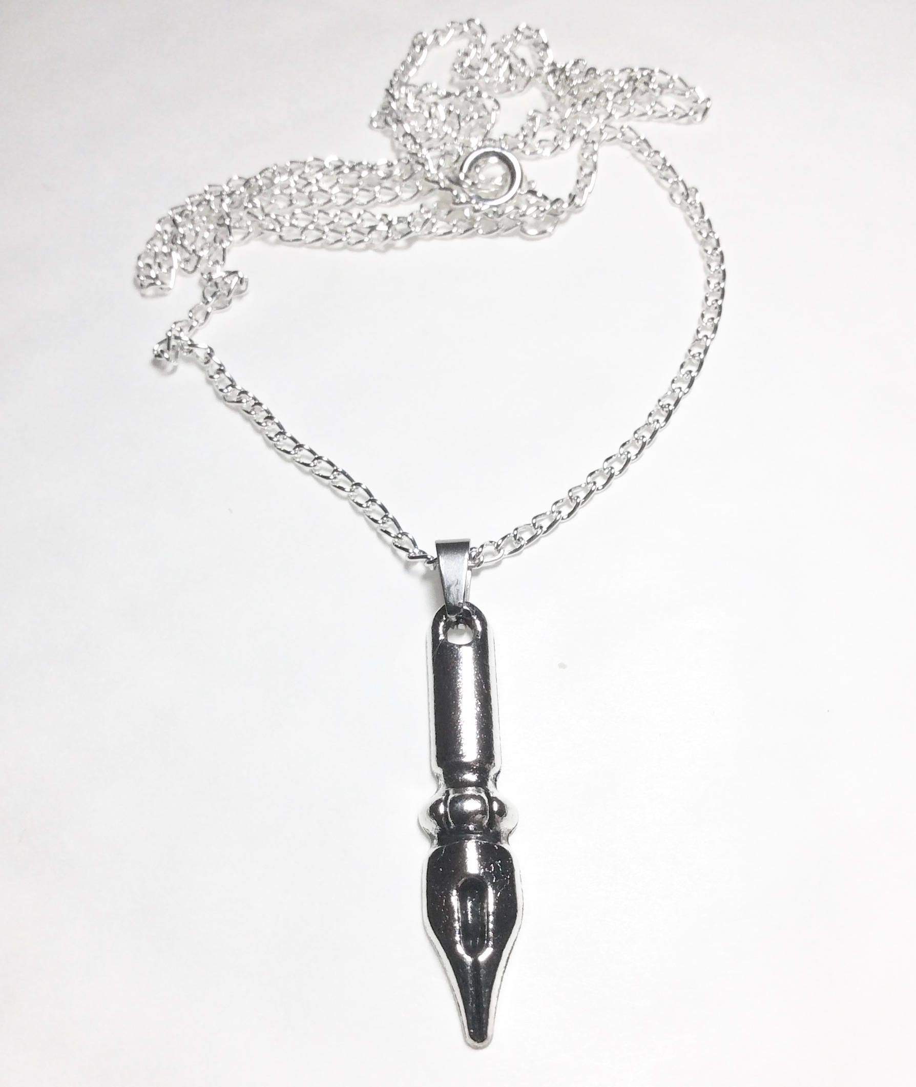 Schreibfeder Anhänger Silberfarbener Charm An Einer 60cm Langen Silberfarbenen Kette von bazaarchoices