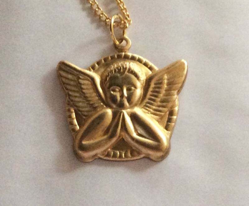 Schutzengel Anhänger An 45 cm Goldfarbener Kette Runder Putten Aus Messing Vintage Fund von bazaarchoices