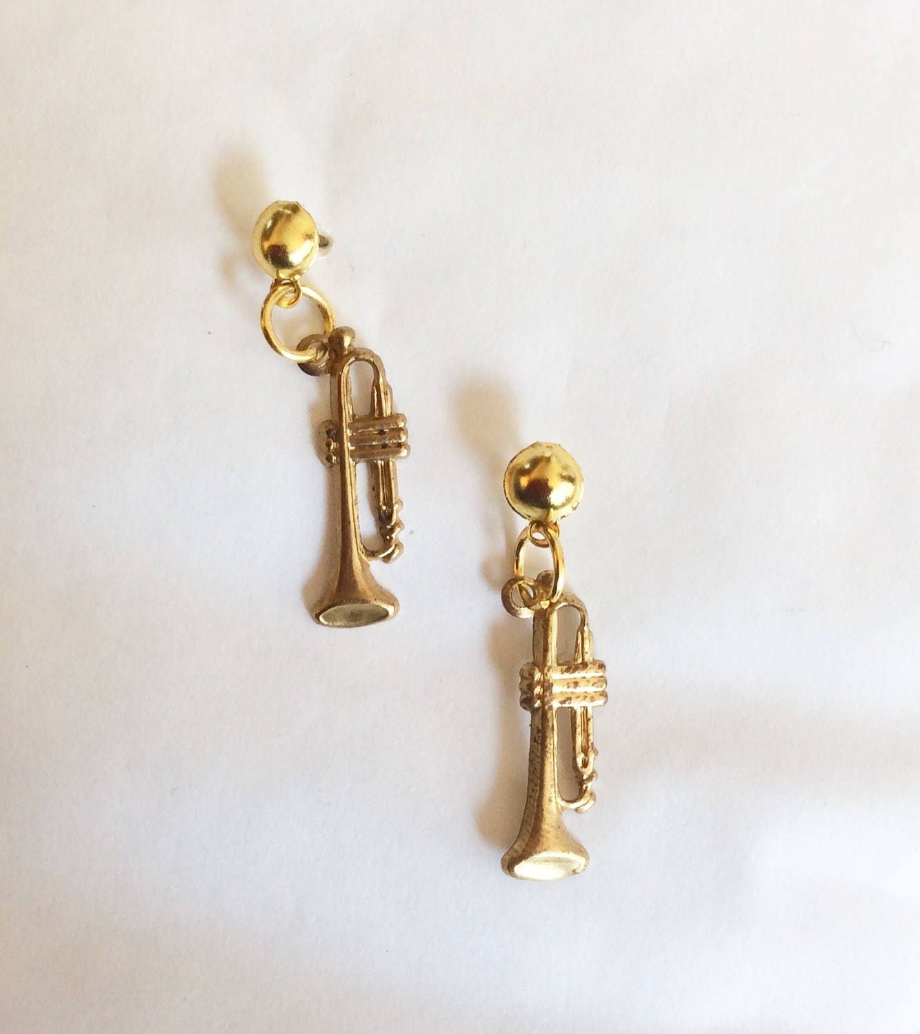 Trompete Kleine Ohrringe Gold Ton Rohmessing Musikblasinstrument Für Gepiercte Ohren Nickelfrei von bazaarchoices