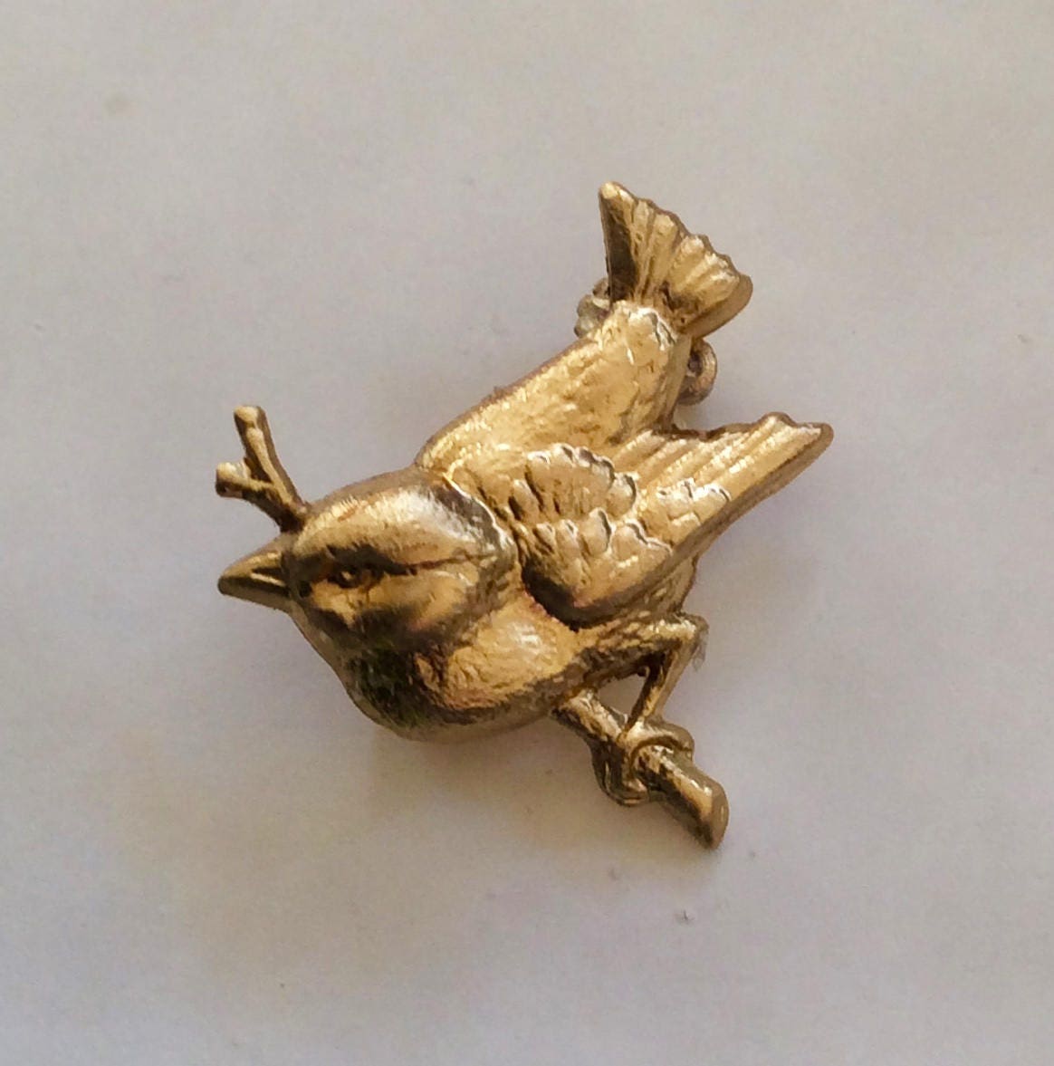 Vogel Auf Einem Ast Kleine Brosche/Pin Aus Vintage Rohmessing Fund von bazaarchoices