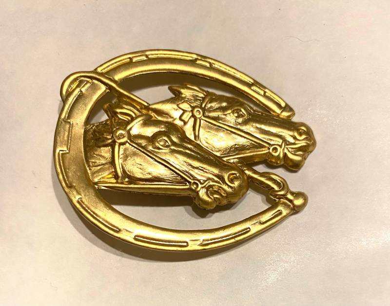 Zwei Schnelle Rennpferde Gesichter Köpfe Eingeschlossen in Einem Pferdeschuh Rohmessing Brosche Anstecknadel Aus Vintage Fund Pony Pferdebesitzer von bazaarchoices