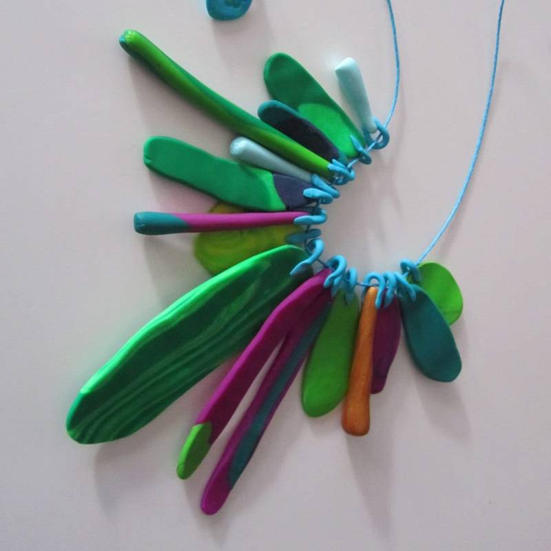 16-Teilige Federhalskette in Grün-, Blau-, Lila - Und Goldtönen von bbppdesigns