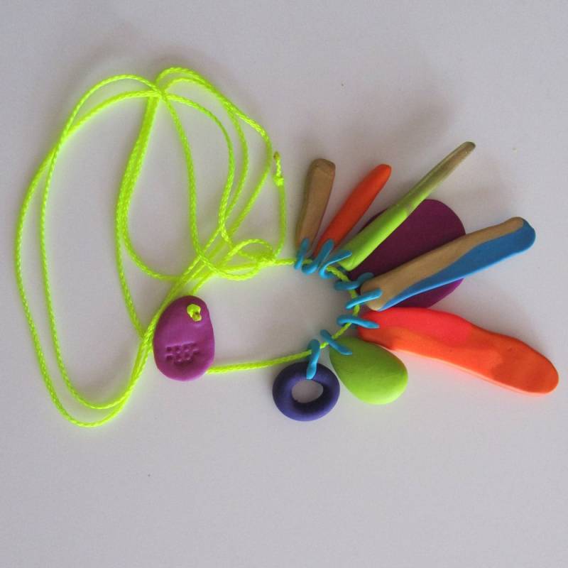 "8-Teilige, Sommerliche "Feder" Halskette in Kühlen Grüntönen, Pink, Neonorange, Lila, Goldakzent." von bbppdesigns