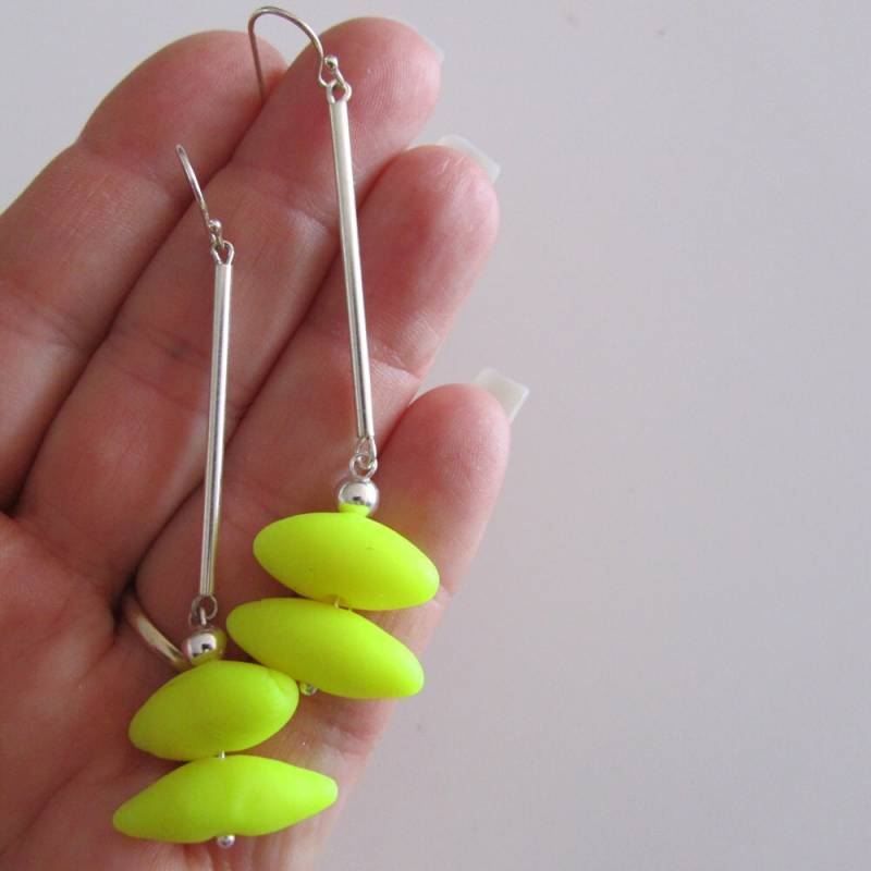 Fluoro Saure Elektro Rock Gelb Und Silber Ohr Drähte Farbe Block Polymer Ton Mode-Ohrringe von bbppdesigns