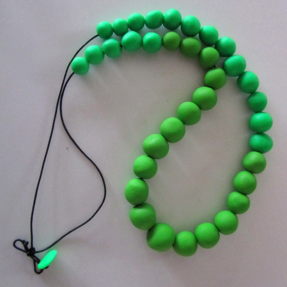 Hellgrün Und Heller Fast Kreisförmige Kiesel Polymer Halskette Hellgrün Und Heller Fast Kreisförmige Kiesel Polymer Halskette von bbppdesigns