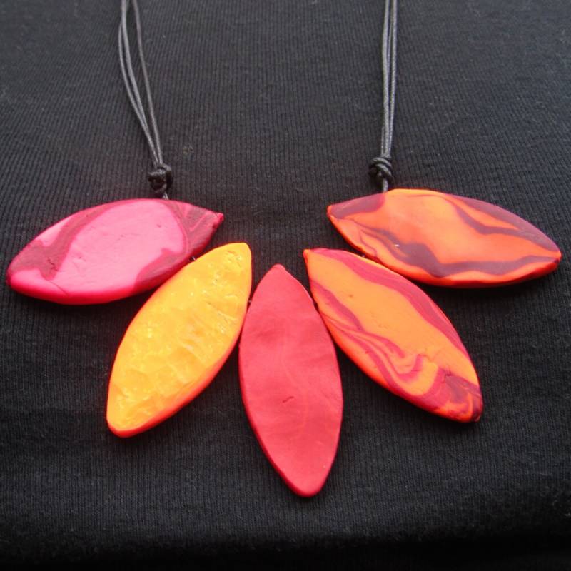 Marmoriert Neonorange, Rosa, Pflaume Polyclay Gegossen Blätter Blütenblätter Halskette von bbppdesigns