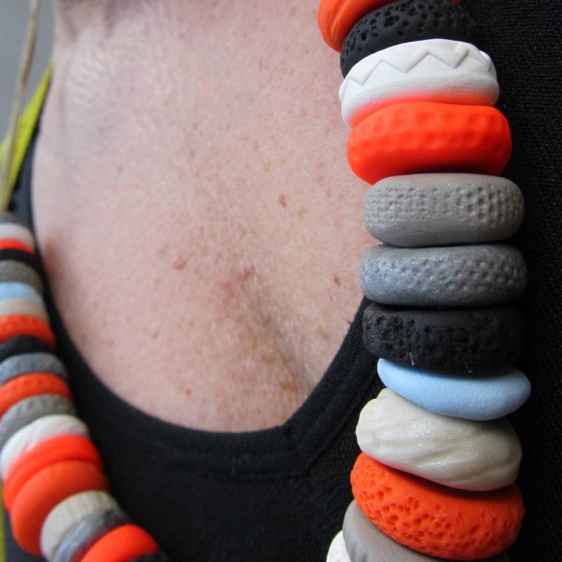 Neon Orange, Weiß, Perle, Schwarz, Babyblau, Graue Korallenscheibe Farbblock Halskette Neon Orange, Weiß, Perle, Schwarz, Babyblau, Graue Korallenscheibe Farbblock Halskette von bbppdesigns