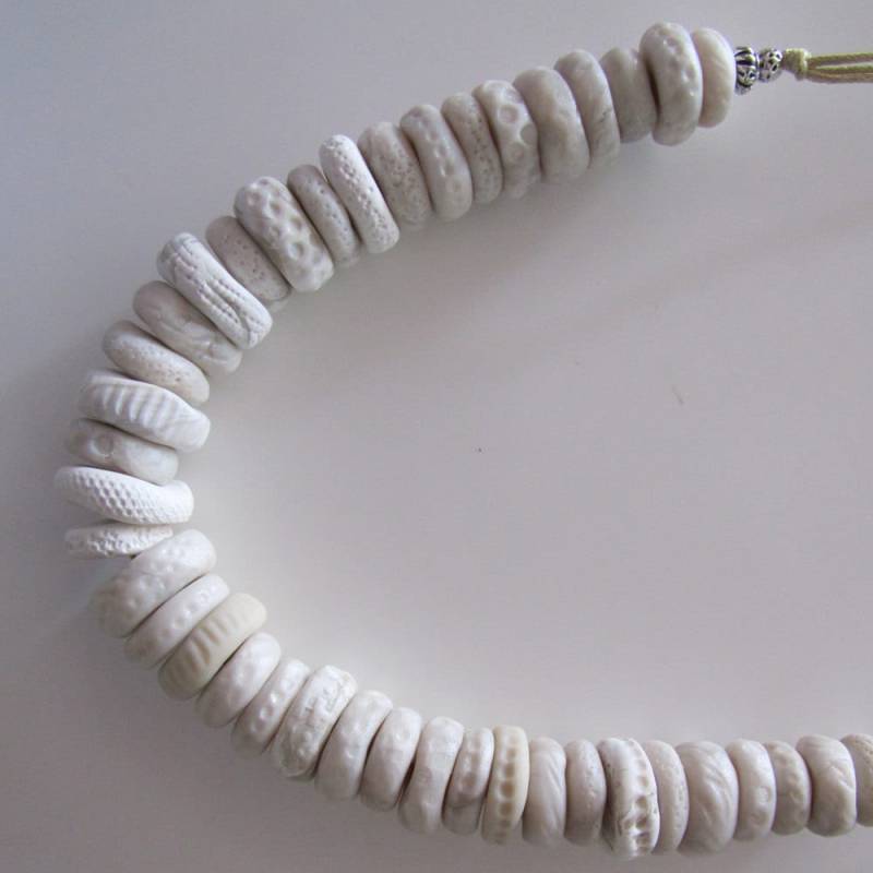 Sand, Perle, Weiß, Beige "Koralle' Scheibe Halskette Sand, Perle, Weiß, Beige "Koralle' Scheibe Halskette von bbppdesigns