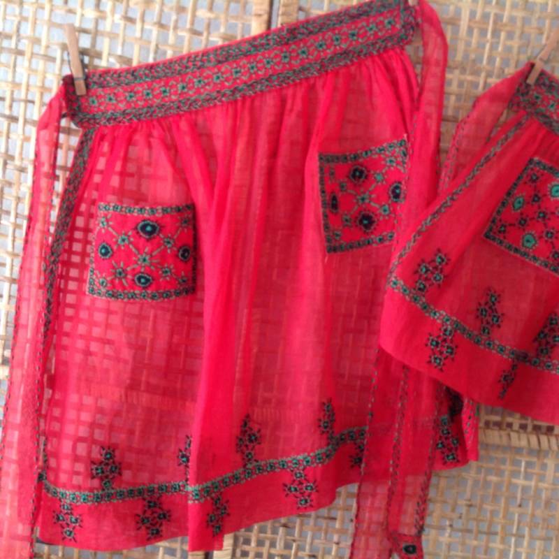 Vintage 60Er Jahre Nos Weihnachten Halbe Schürzen Mutter Tochter Bestickt Rot Organdy Set von bbsvintagetreasures