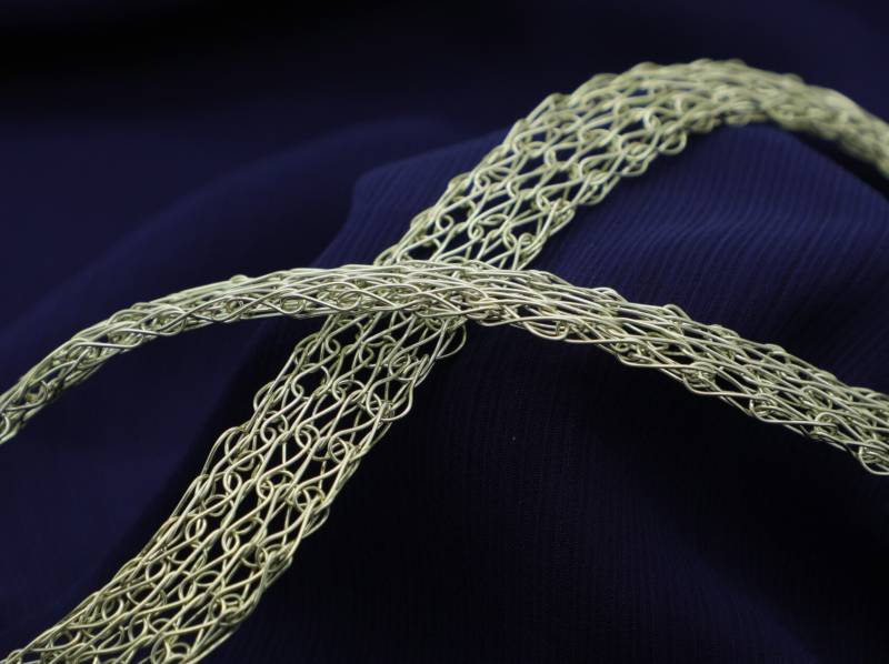Champagnerfarbener Schmuck - Aus Kräftigem Draht Gestricktes Flaches Damen-Collier Mit Magnetverschluss von bcdmanufaktur