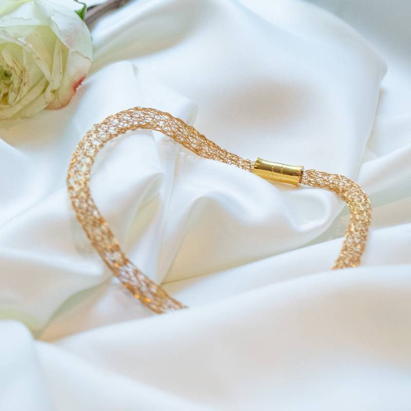 Edle Damenhalskette Aus 24Ct Vergoldetem Draht Und Passenden Goldfarbenen Magnetverschluss Edle Damenhalskette Aus 24Ct Vergoldetem Draht Und Passenden Goldfarbenen Magnetverschluss von bcdmanufaktur