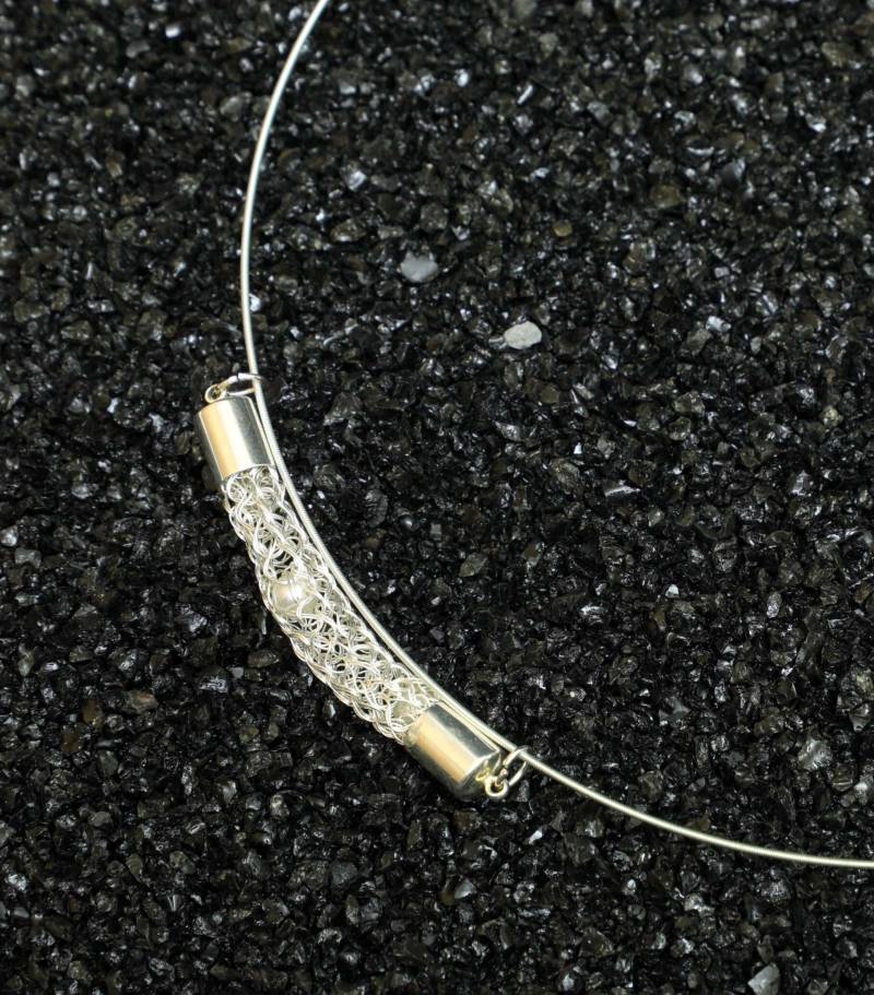 Hinreißendes Perlen-Collier in Silber Und Weiß Hinreißendes Perlen-Collier in Silber Und Weiß von bcdmanufaktur