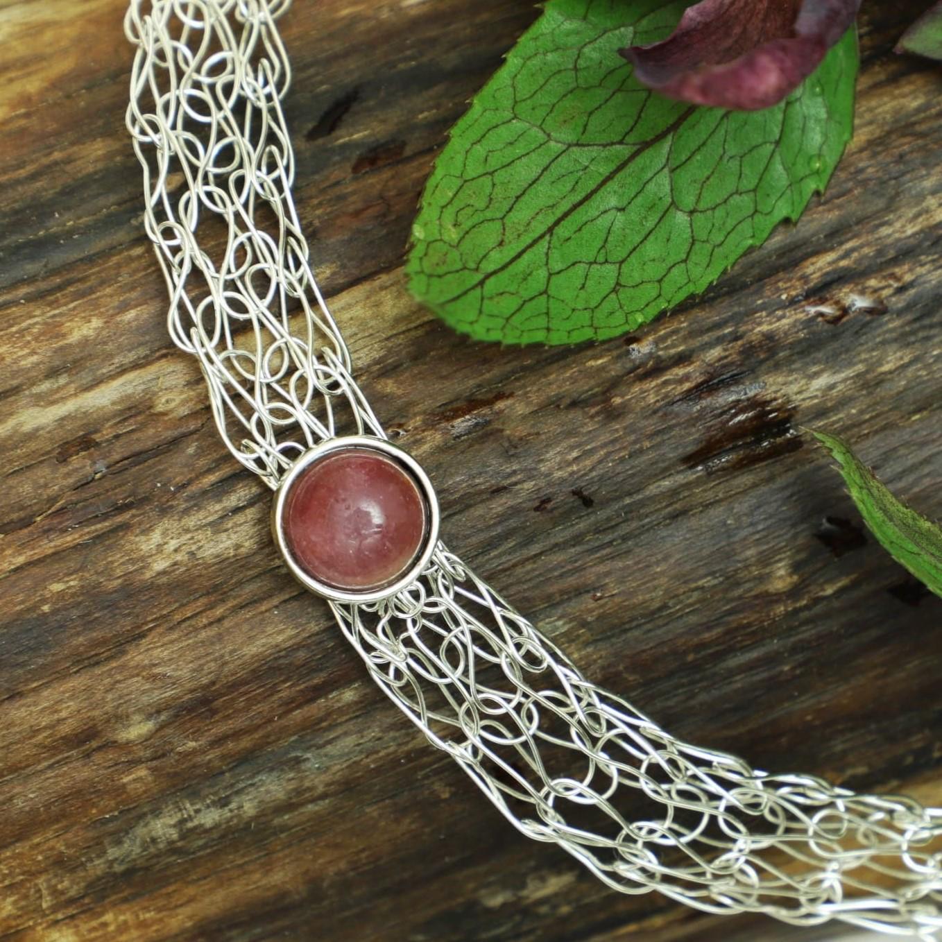 Inspirierender Turmalin - Handmade Collier Für Damen Gestrickt Aus Versilbertem Draht Mit Magnetverschluss Inspirierender Turmalin - Handmade Collier Für Damen Gestrickt Aus Versilbertem Draht Mit Magnetverschluss von bcdmanufaktur