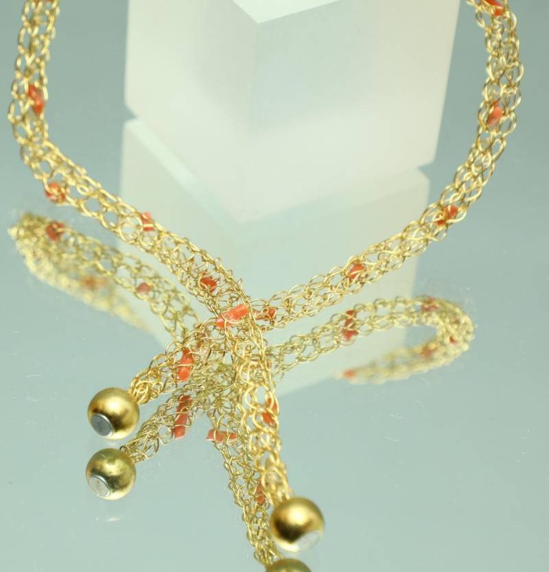 Korallen-Collier Aus Vergoldetem Draht Mit Magnetverschluss - Korallenschmuck von bcdmanufaktur