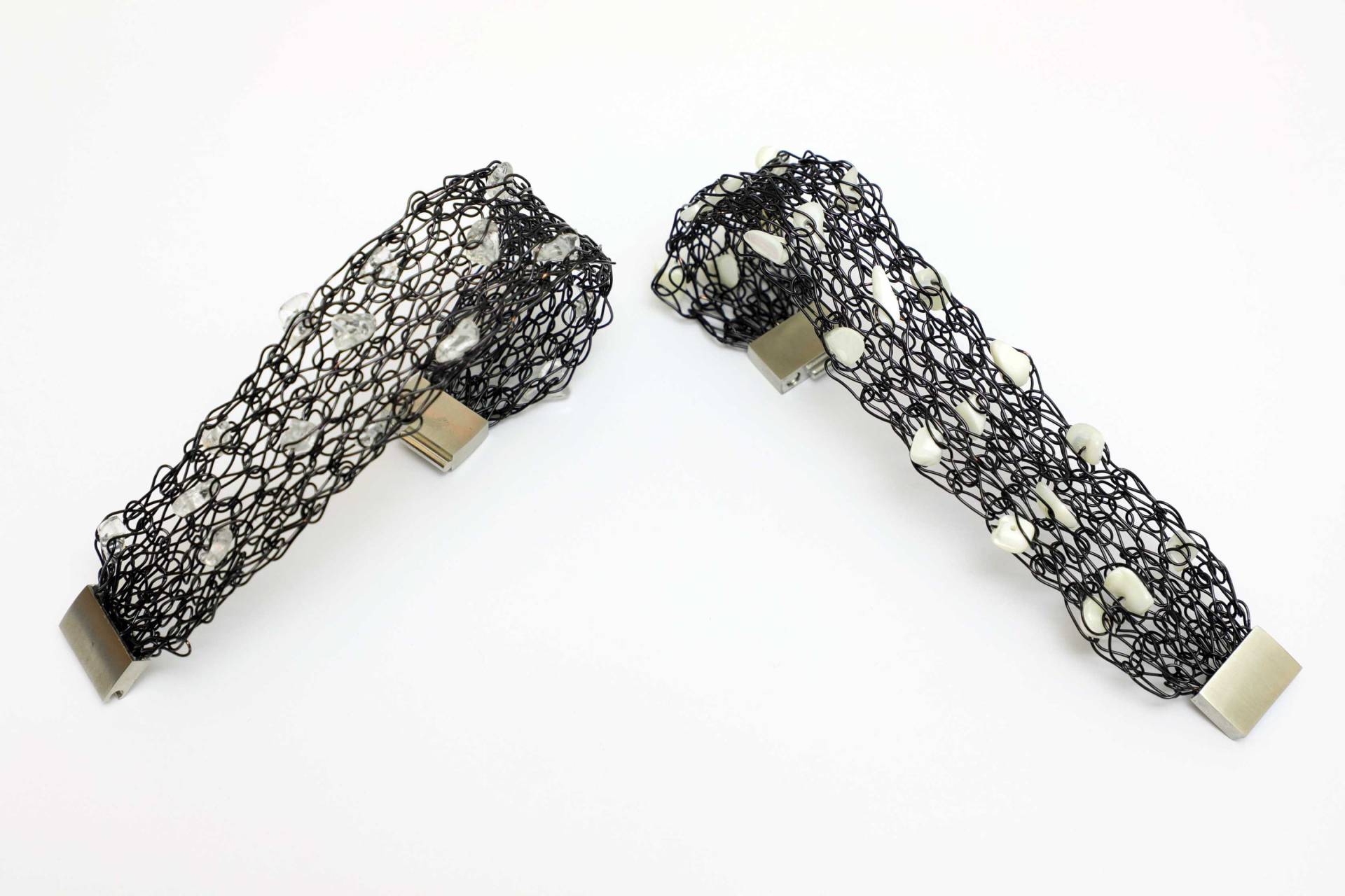 Prächtige Edelstein-Armbänder Mit Gestricktem Band Aus Lackiertem Draht von bcdmanufaktur