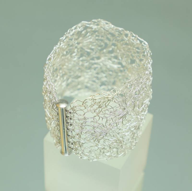 Silber-Bangle Mit Stilisierten Löwenzahnblüten Aus Versilbertem Draht, Gehäkelte Armspange in Silber von bcdmanufaktur