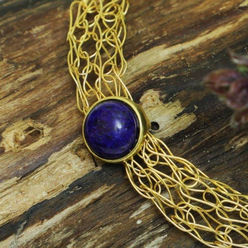 Ultramarinblauer Lapislazuli - Damen-Collier Aus Vergoldetem Draht Mit Tiefblauem Lapislazuli-Cabochon September Geburtsstein von bcdmanufaktur