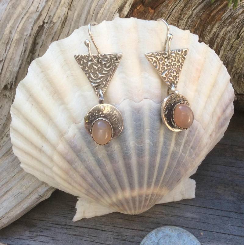 Handgefertigte Sterling Kleinen Silbernen Dreieck Und Scheibe Ohrringe Mit Mondstein von beachsilver