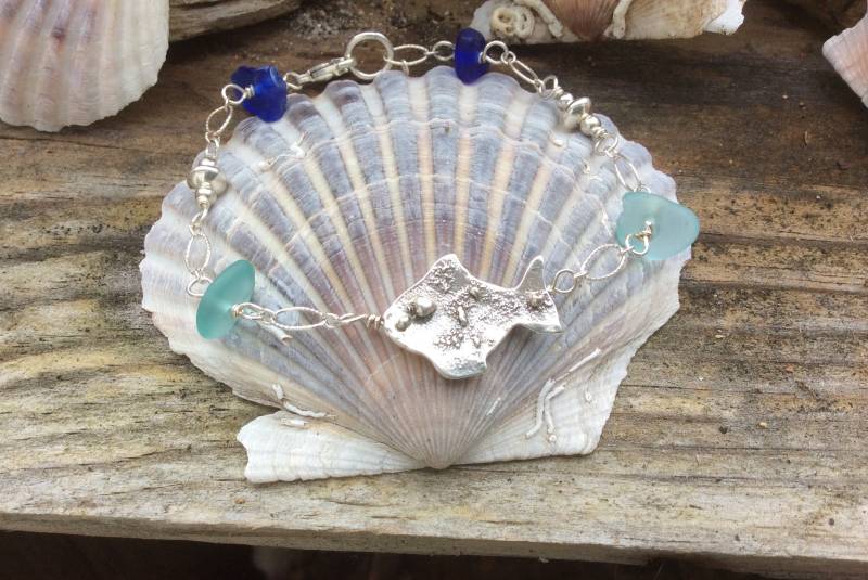 Sterling Kleine Süße Fisch Armband Mit Aqua Und Kobalt Strand Glas von beachsilver