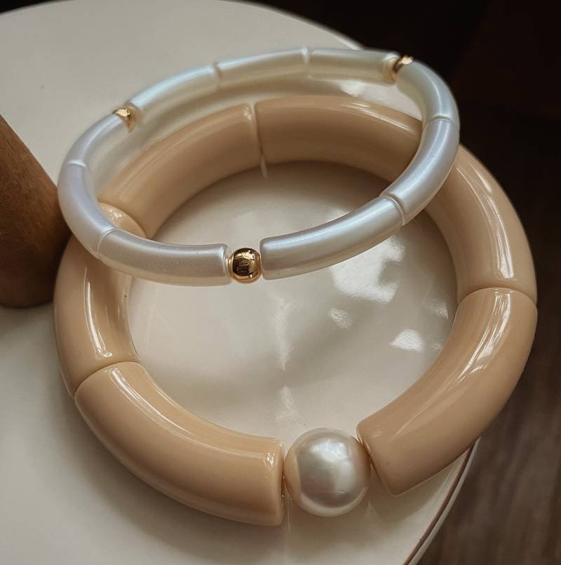 Die Audrey & Pearl Pool Armreifen | Spritzarmreifen Acrylarmbänder Perlenarmband Stapelbares Armband Neutrales Wasserdicht von beadandbandit