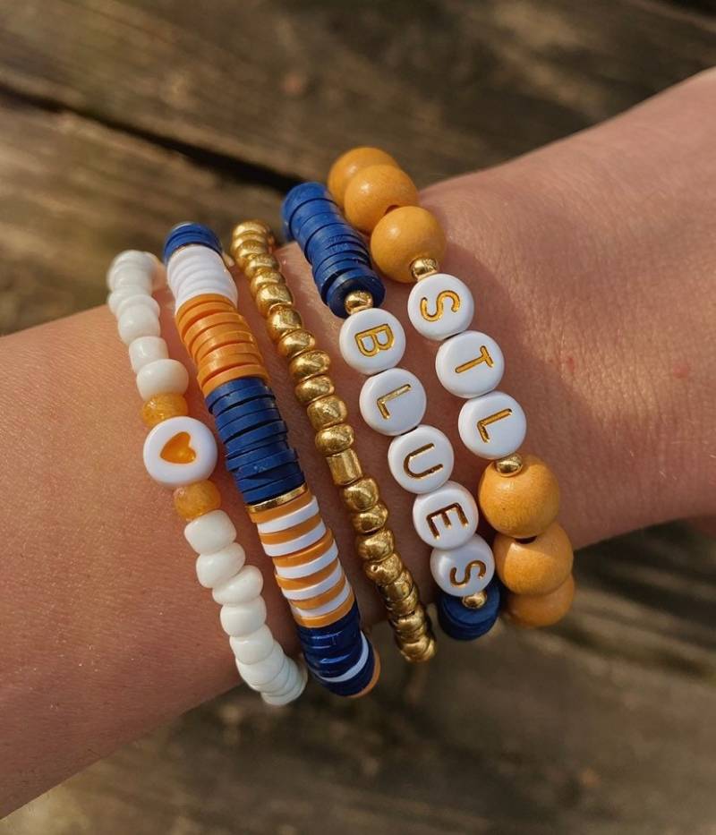 Teamgeist Stack | Sport Armbänder Schularmbänder Stapelbare Personalisiertes Armband Team Heishi von beadandbandit
