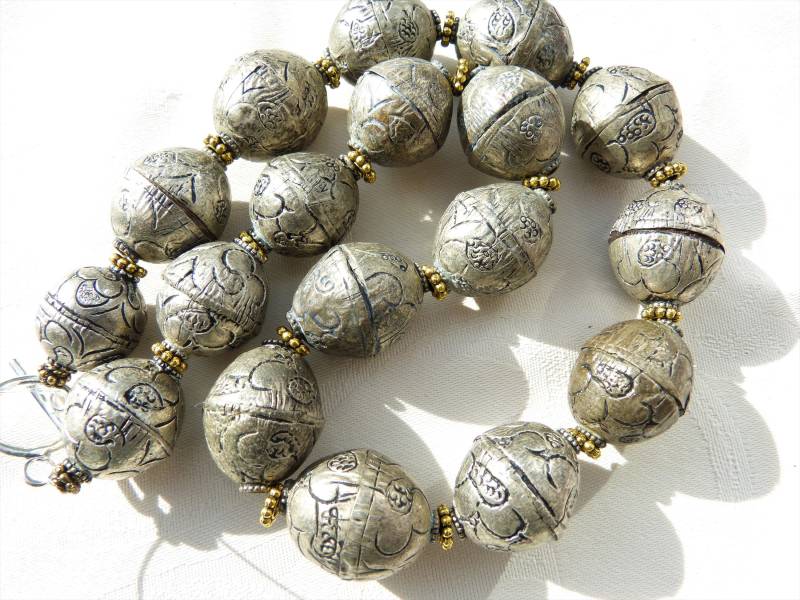 Tibet Silber Repousse Perlenkette, Alte Perlen, Über Wachskern von beadartaustria