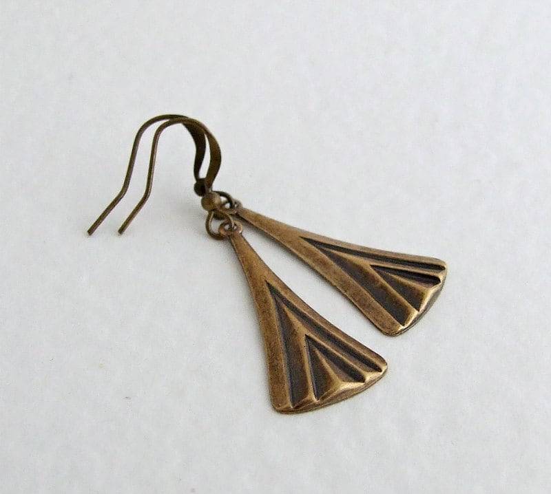 Art Deco Ohrringe..kleine Ohrhänger, Schlicht, Messing, Fächerform, Zierlich von beadishdelight
