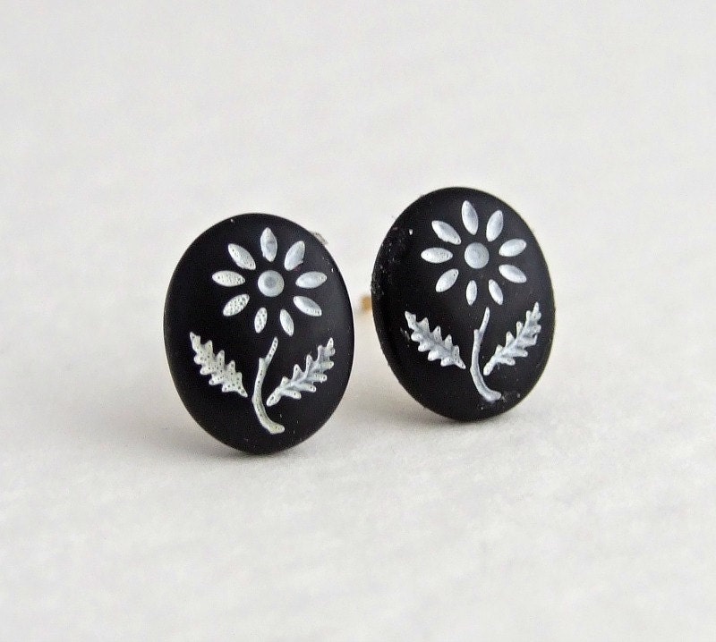 Black Daisy Ohrringe .. Schwarze Ohrringe, Blume, Schwarze Stuten, Gänsehaut-Ohrringe, Schwarz-Weiße Black Daisy Ohrringe .. Schwarze Ohrringe, Blume, Schwarze Stuten, Gänsehaut-Ohrringe, Schwarz-Weiße von beadishdelight