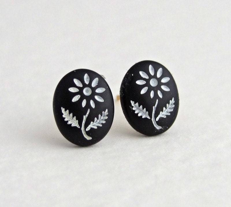 Black Daisy Ohrringe .. Schwarze Ohrringe, Blume, Schwarze Stuten, Gänsehaut-Ohrringe, Schwarz-Weiße von beadishdelight