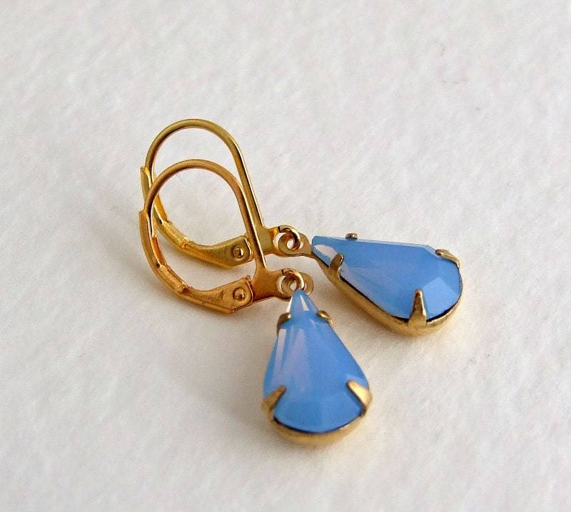 Blaue Opal Ohrringe ... Tropfen Ohrringe, Kornblumen Blau, Pastell Blaue Opal Ohrringe ... Tropfen Ohrringe, Kornblumen Blau, Pastell von beadishdelight