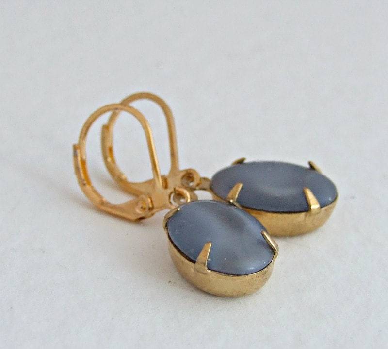 Graue Mondstein Ohrringe .. Glas Ohrringe, Ovale Vintage Graue Mondstein Ohrringe .. Glas Ohrringe, Ovale Vintage von beadishdelight