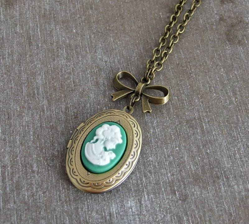 Grün Cameo Locket .. Medaillon, Dame Cameo, Kleines Medaillon Grün Cameo Locket .. Medaillon, Dame Cameo, Kleines Medaillon von beadishdelight