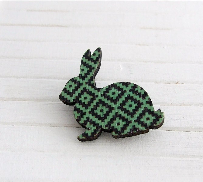 Kaninchen Brosche .. Holz Hasen Brosche, Grün Schwarze Vintage Stil Hase, Rautenmuster, Tier Kaninchen Brosche .. Holz Hasen Brosche, Grün Schwarze Vintage Stil Hase, Rautenmuster, Tier von beadishdelight