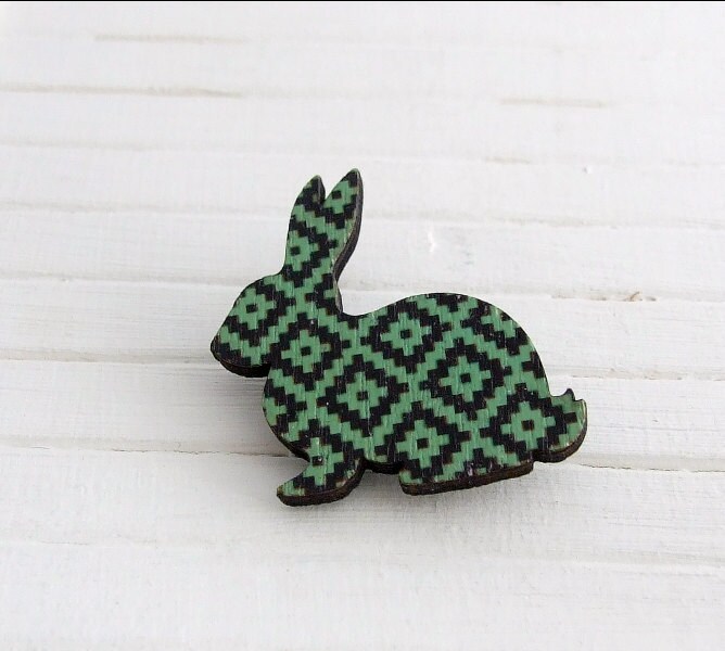 Kaninchen Brosche .. Holz Hasen Brosche, Grün Schwarze Vintage Stil Hase, Rautenmuster, Tier Kaninchen Brosche .. Holz Hasen Brosche, Grün Schwarze Vintage Stil Hase, Rautenmuster, Tier von beadishdelight