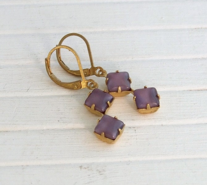 Lila Moonglow Ohrringe.. Doppelstein Ohrringe, Lavendel Vintage Glasohrringe, Dunkellila Ohrringe Lila Moonglow Ohrringe.. Doppelstein Ohrringe, Lavendel Vintage Glasohrringe, Dunkellila Ohrringe von beadishdelight