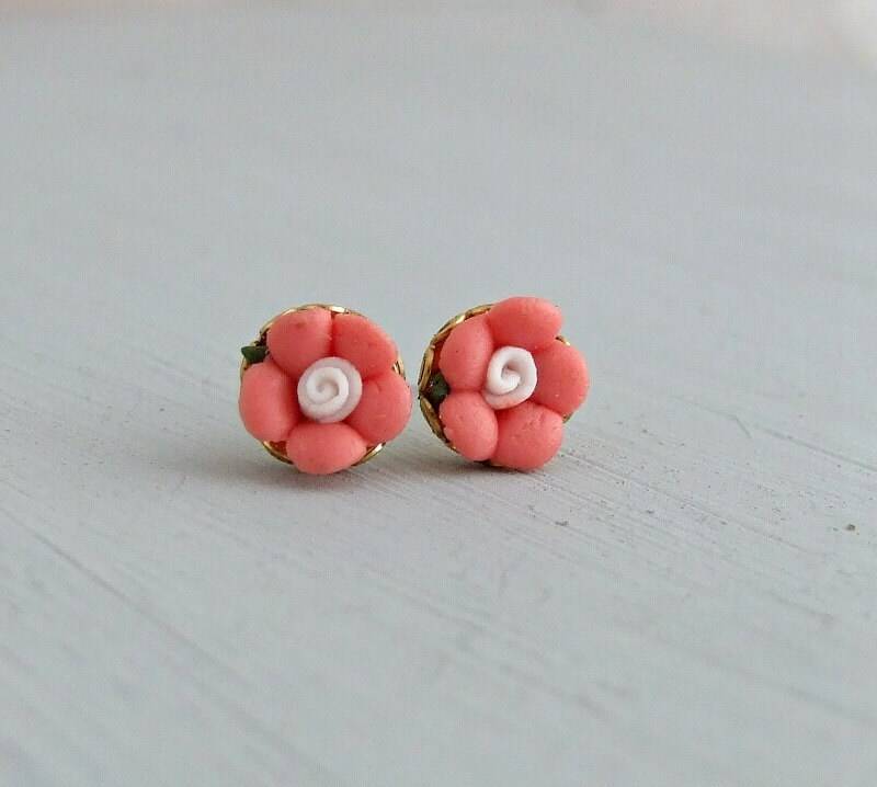 Rosa Blume Ohrringe .. Rosa Post Ohrringe, Keramik Blume, Koralle Rosa, Kleine von beadishdelight