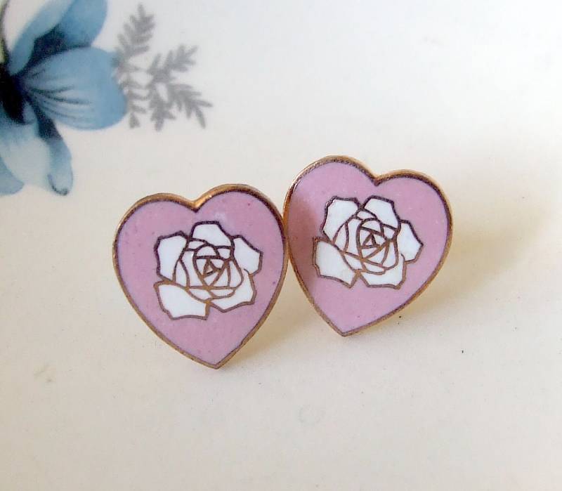 Rosa Und Weiße Emaille Herz Ohrringe.. Ohrstecker, Rosa Ohrringe, Schmuck von beadishdelight