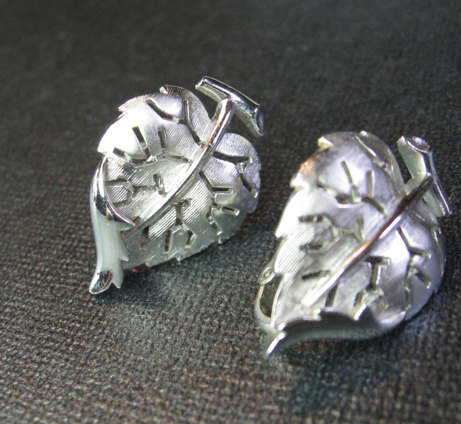 Trifari Vintage Silber Blatt Ohrringe Clip On Herzförmige Blätter Signiert Rezweck/Wiederverwendung Trifari Vintage Silber Blatt Ohrringe Clip On Herzförmige Blätter Signiert Rezweck/Wiederverwendung von beadjewelledfindings