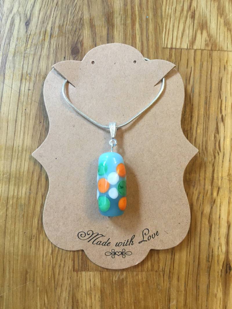 Halskette Mit Zweifarbigen Aqua Handgefertigte Glasperle Weiß, Orange Und Grün Punkte von beadlydo