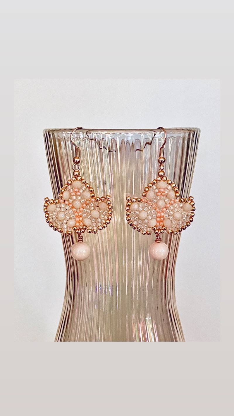Filigrane, Handgenähte Ohrhänger, Lotus-Ornament, Pfirsich /Roségold, Brickstitch - Technik Aus Swarovski-Kristallen Und Miyukiperlen von beads2shine