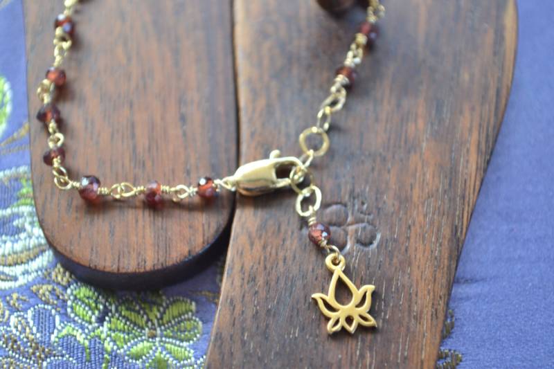 Roter Granat Gold Vermeil Lotus Yoga Fußkettchen von beadthejoy