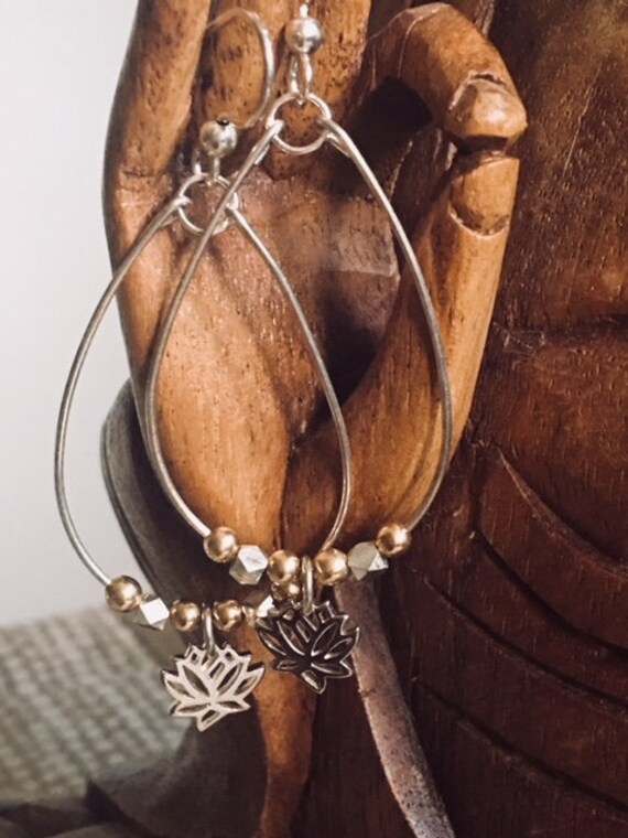 sterling Silber Lotus/Om Yoga Tropfen Ohrringe von beadthejoy