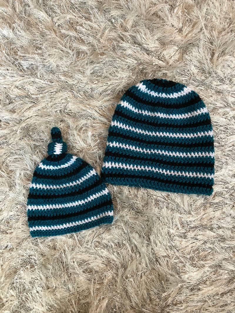 Mommy &me Gestreiftes Bay Area Sport Beanie Set von beaniebynini