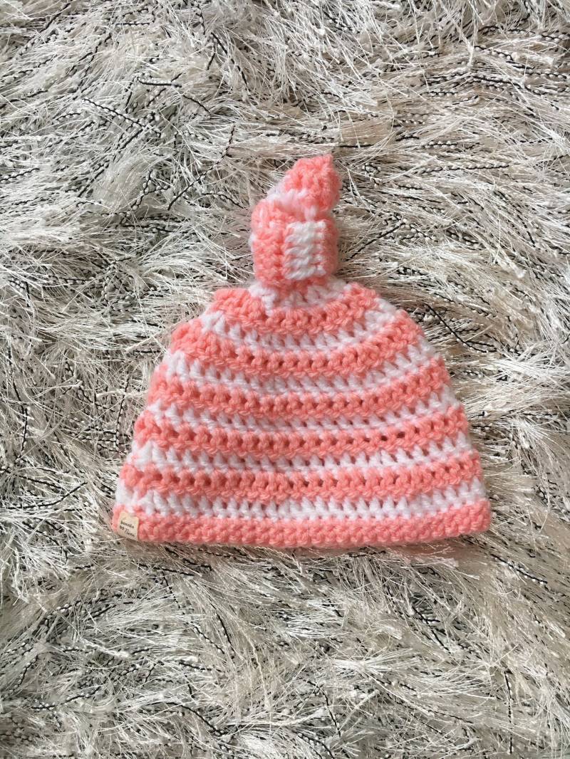 Neugeborenes Rosa Und Weiß Gestreifte Beanie - "Dylan." von beaniebynini