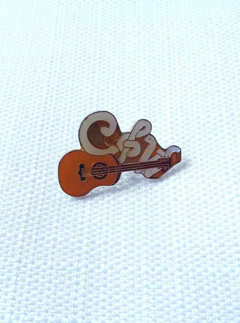 Niedliche Vintage 80Er Jahre Country Und Western Musik Gitarre Emaille Pin von beatbopboom