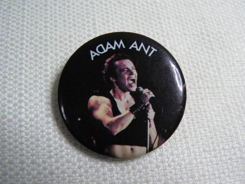 Vintage 80Er Jahre Adam Ant Mit Bauchknopf - Pin/Button Abzeichen | Datum Gestempelt 1983 von beatbopboom