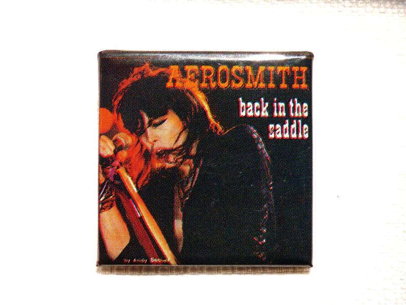 Vintage 80Er Jahre - Aerosmith Steven Tyler Back in The Saddle Pin/Button Anstecker von beatbopboom